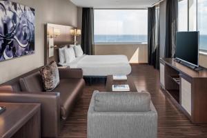 Televízia a/alebo spoločenská miestnosť v ubytovaní AC Hotel Barcelona Fórum by Marriott