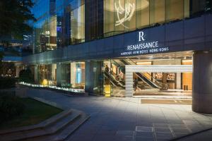 香港にあるルネッサンス 香港 ハーバービュー ホテルの側面に看板がある建物