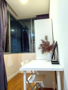 תמונה מהגלריה של Two-Room Suite by klcc Twin Towers 6min无边泳池By BTS בקואלה לומפור