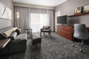 Телевізор і / або розважальний центр в Courtyard by Marriott Boulder
