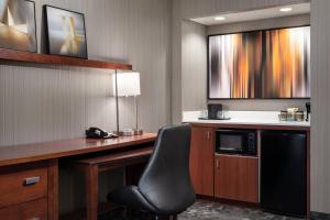 Кухня або міні-кухня у Courtyard by Marriott Boulder