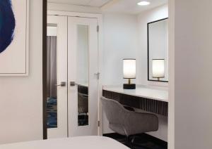 Embassy Suites by Hilton Palm Beach Gardens PGA Boulevard的一间浴室