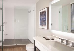 Embassy Suites by Hilton Palm Beach Gardens PGA Boulevard的一间浴室