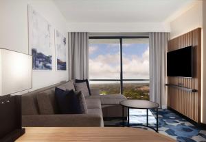 Embassy Suites by Hilton Palm Beach Gardens PGA Boulevard的电视和/或娱乐中心