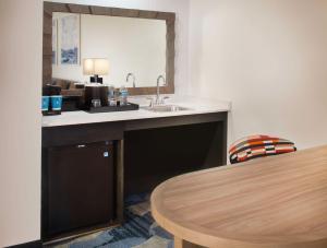 Embassy Suites by Hilton Palm Beach Gardens PGA Boulevard的厨房或小厨房