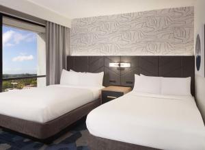 Embassy Suites by Hilton Palm Beach Gardens PGA Boulevard客房内的一张或多张床位