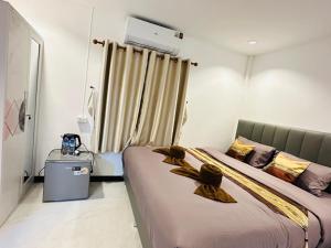 een slaapkamer met twee bedden en een raam bij Star Garden Home in Ko Jum