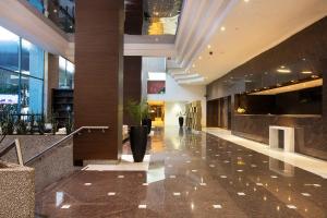 una hall di un edificio con corridoio e hall di Krystal Urban Aeropuerto Ciudad de Mexico a Città del Messico