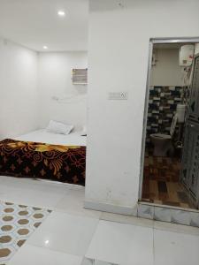 Postel nebo postele na pokoji v ubytování Hotel Janki Niwas - बाबा बैद्यनाथ मंदिर के निकट
