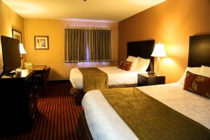 Postel nebo postele na pokoji v ubytování Americas Best Value Inn & Suites-Forest Grove/Hillsboro