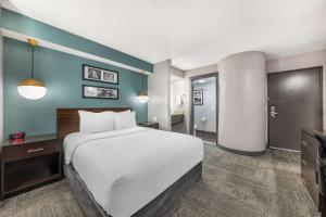 une chambre d'hôtel avec un grand lit et une salle de bain dans l'établissement Sleep Inn Miami Airport, à Miami 37 autres photos