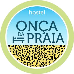 un logo pour l'auberge de jeunesse orica da praia dans l'établissement Onça da Praia Hostel, à Vitória