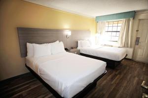 Postel nebo postele na pokoji v ubytování Quality Inn Aurora Denver