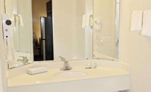 Koupelna v ubytování Quality Inn Aurora Denver