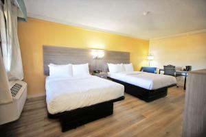 Postel nebo postele na pokoji v ubytování Quality Inn Aurora Denver