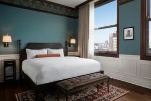 Hotel David Whitney, Autograph Collection客房内的一张或多张床位
