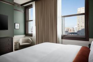 Hotel David Whitney, Autograph Collection客房内的一张或多张床位