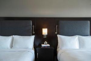 Postel nebo postele na pokoji v ubytování The Baronette Renaissance Detroit-Novi Hotel