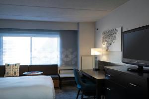 Postel nebo postele na pokoji v ubytování The Baronette Renaissance Detroit-Novi Hotel