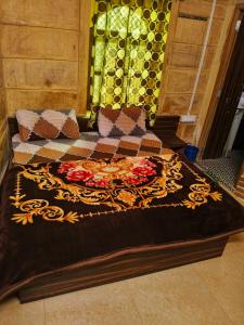un letto con una coperta sopra di Jaisalmer Rosu Safari a Jaisalmer