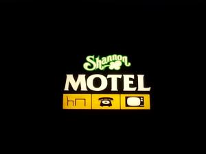 un logo para el motel showman sobre fondo negro en Shannon Motel en Fort Nelson