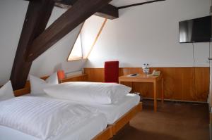 Llit o llits en una habitació de Gasthof Adler