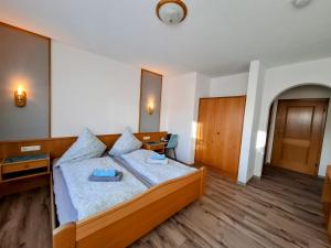 Postel nebo postele na pokoji v ubytování Frühstücks-Pension Lichtenauer Hof
