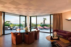 Coin salon dans l'établissement Four Points by Sheraton Catania Hotel