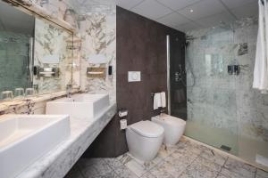 Salle de bains dans l'établissement Four Points by Sheraton Catania Hotel