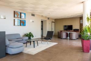 Coin salon dans l'établissement Four Points by Sheraton Catania Hotel