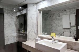Salle de bains dans l'établissement Four Points by Sheraton Catania Hotel