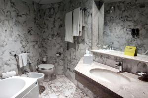 Salle de bains dans l'établissement Four Points by Sheraton Catania Hotel