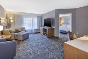 TV a/nebo společenská místnost v ubytování Courtyard by Marriott Secaucus Meadowlands