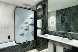 Koupelna v ubytování Renaissance Barcelona Hotel