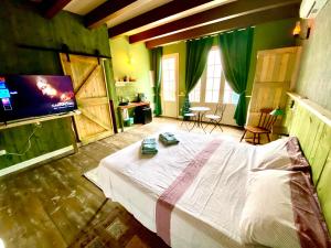 una camera da letto con un letto e una TV a schermo piatto di Ok Corral ranch bed and breakfast western a Misano Adriatico