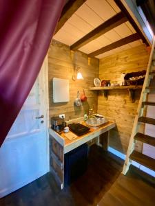 una cucina con bancone e lavandino in una stanza di Ok Corral ranch bed and breakfast western a Misano Adriatico