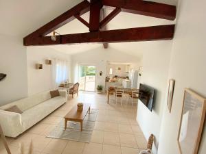 Posezení v ubytování Les Hauts de la Pinède - Villa avec Piscine, Jacuzzi et Boulodrome privatifs