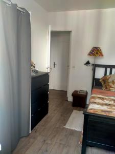ein Schlafzimmer mit einem Bett, einem Waschbecken und einem Spiegel in der Unterkunft Court séjour à Paris 2mn de métro in Villejuif + 10 Fotos