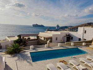 Bazén v ubytování With-inn Mykonos Suites nebo v jeho okolí