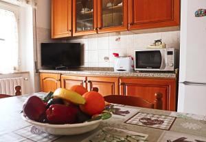a bowl of fruit on a table in a kitchen at JO & NA in Lanciano +34 photos
