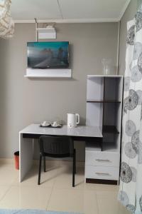 una scrivania con sedia in camera di Homely Lodge And Apartments a Lilongwe