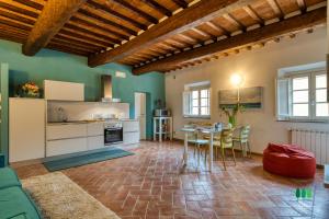 kuchnia i salon ze stołem i krzesłami w obiekcie Tuscany Home w mieście Libbiano