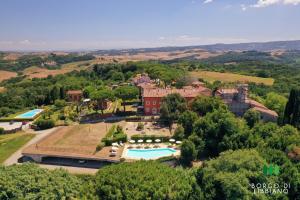 widok z powietrza na rezydencję z basenem w obiekcie Tuscany Home w mieście Libbiano