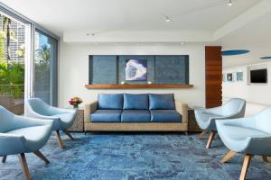 Posezení v ubytování Courtyard by Marriott Waikiki Beach