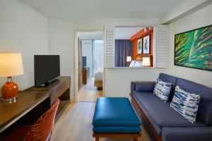 TV a/nebo společenská místnost v ubytování Courtyard by Marriott Waikiki Beach
