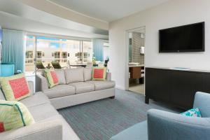TV a/nebo společenská místnost v ubytování Courtyard by Marriott Waikiki Beach