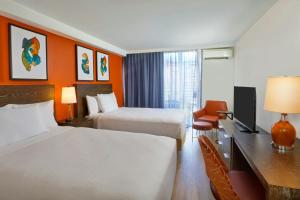 Postel nebo postele na pokoji v ubytování Courtyard by Marriott Waikiki Beach
