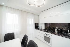 Dapur atau dapur kecil di Cozy 2BR Apartment Near Park!