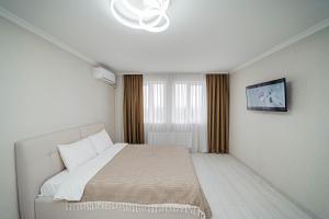Katil atau katil-katil dalam bilik di Cozy 2BR Apartment Near Park!