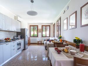 Η κουζίνα ή μικρή κουζίνα στο Borgo Tabari Locazione Turistica
